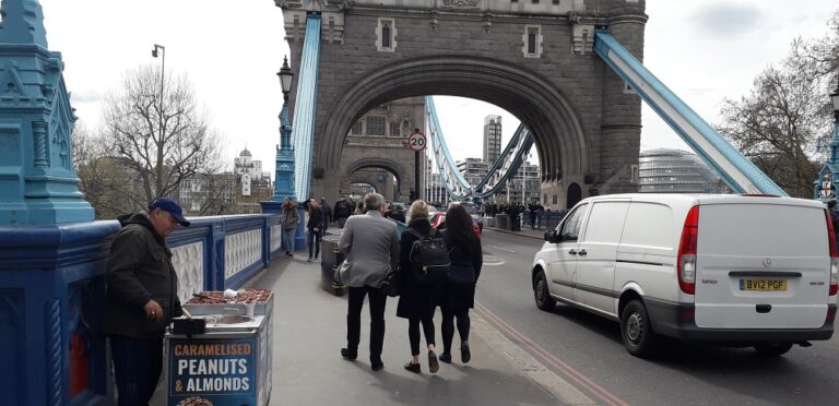 City clamps down on illegal street traders on Square Mile bridges